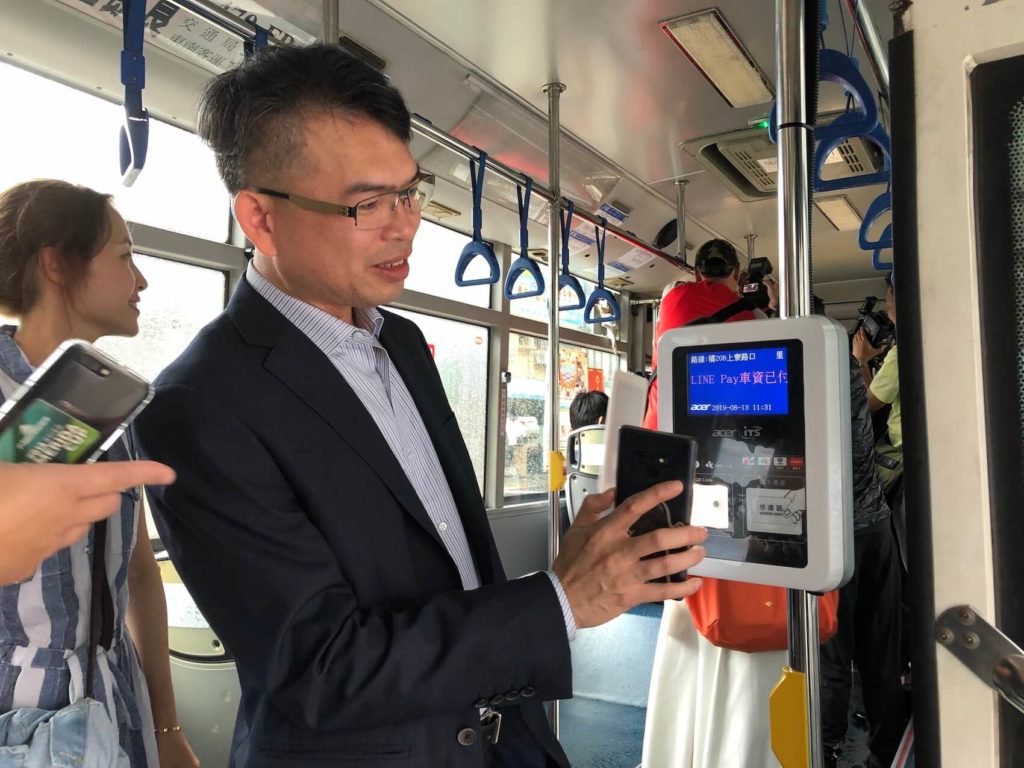 (民眾用手機就能搭公車/圖:宏碁智通 提供) 數位轉型-行銷人