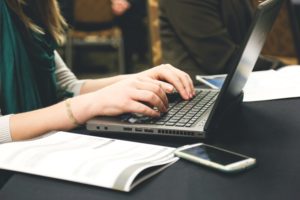 （藉由告訴別人來鞭策自己：我一定要做到！／圖：Pexels）