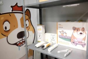 ( 奧本電剪善用網紅行銷,與連環泡有芒果合作,於官網推出寵物毛髮清潔禮盒!)