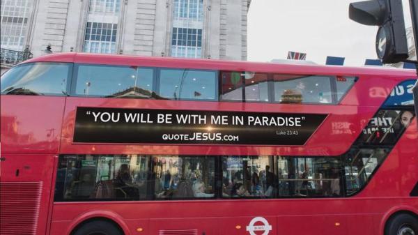 出現在倫敦街頭的經文公車廣告/圖：heartsong live
