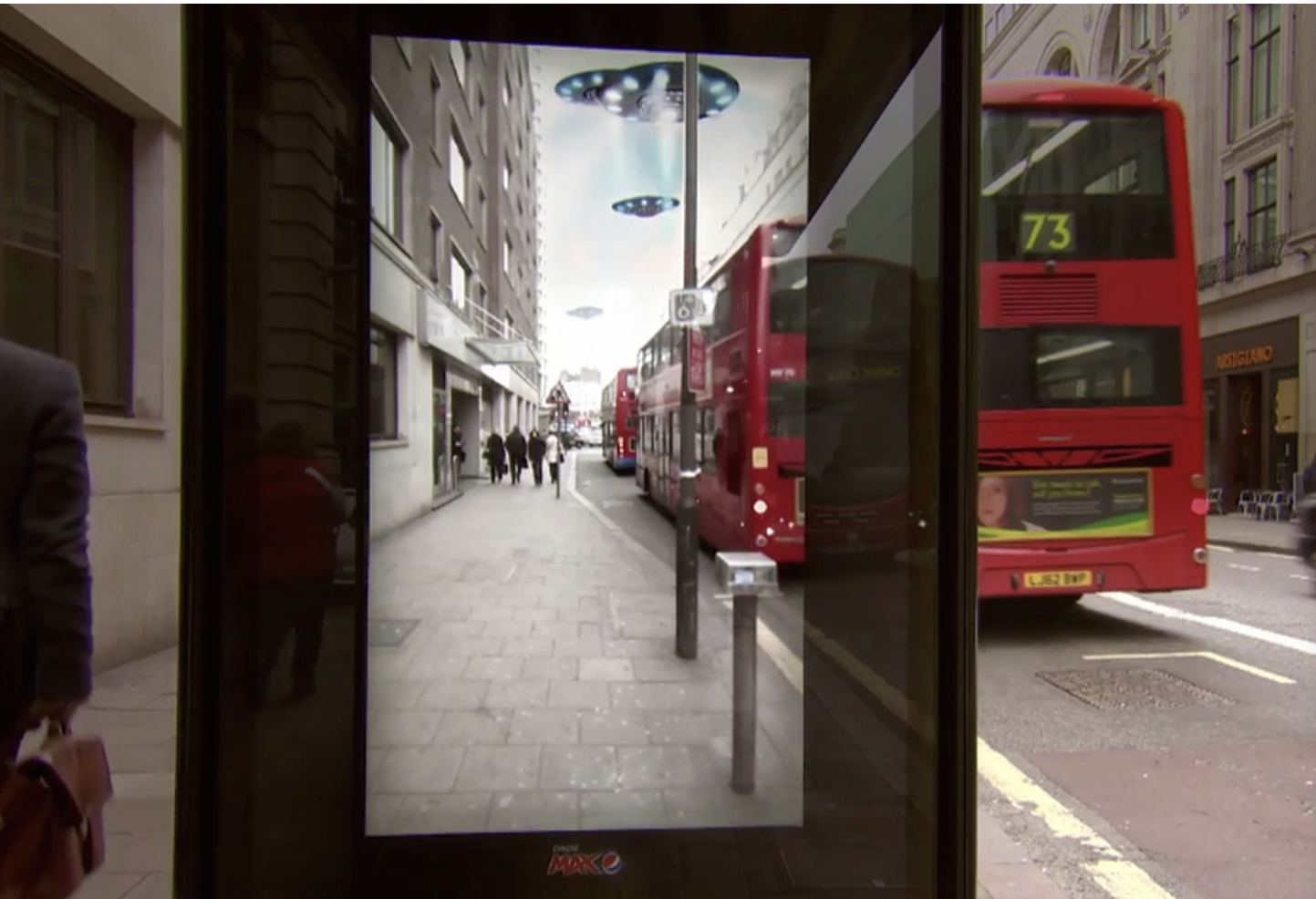 倫敦首次出現現實結合虛擬的廣告看板/圖：theverge.com