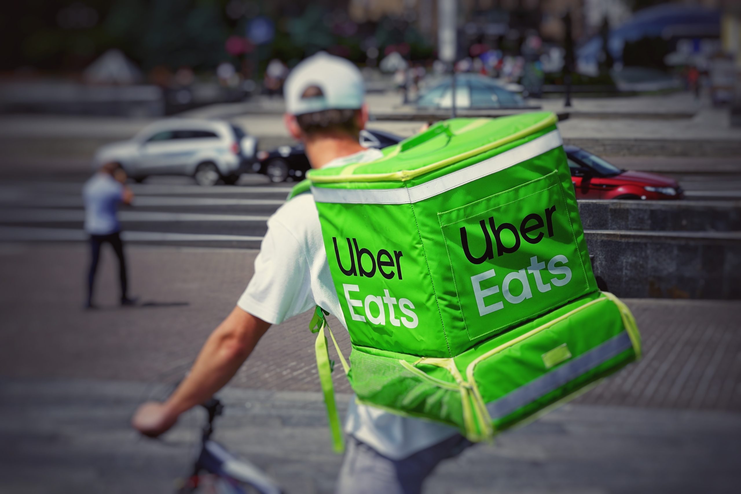 Uber叫車與外送都經常發送類似的折扣分享訊息。／圖：Photo by Robert Anasch on Unsplash