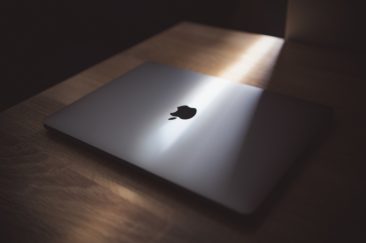 MacBook Logo Marketing