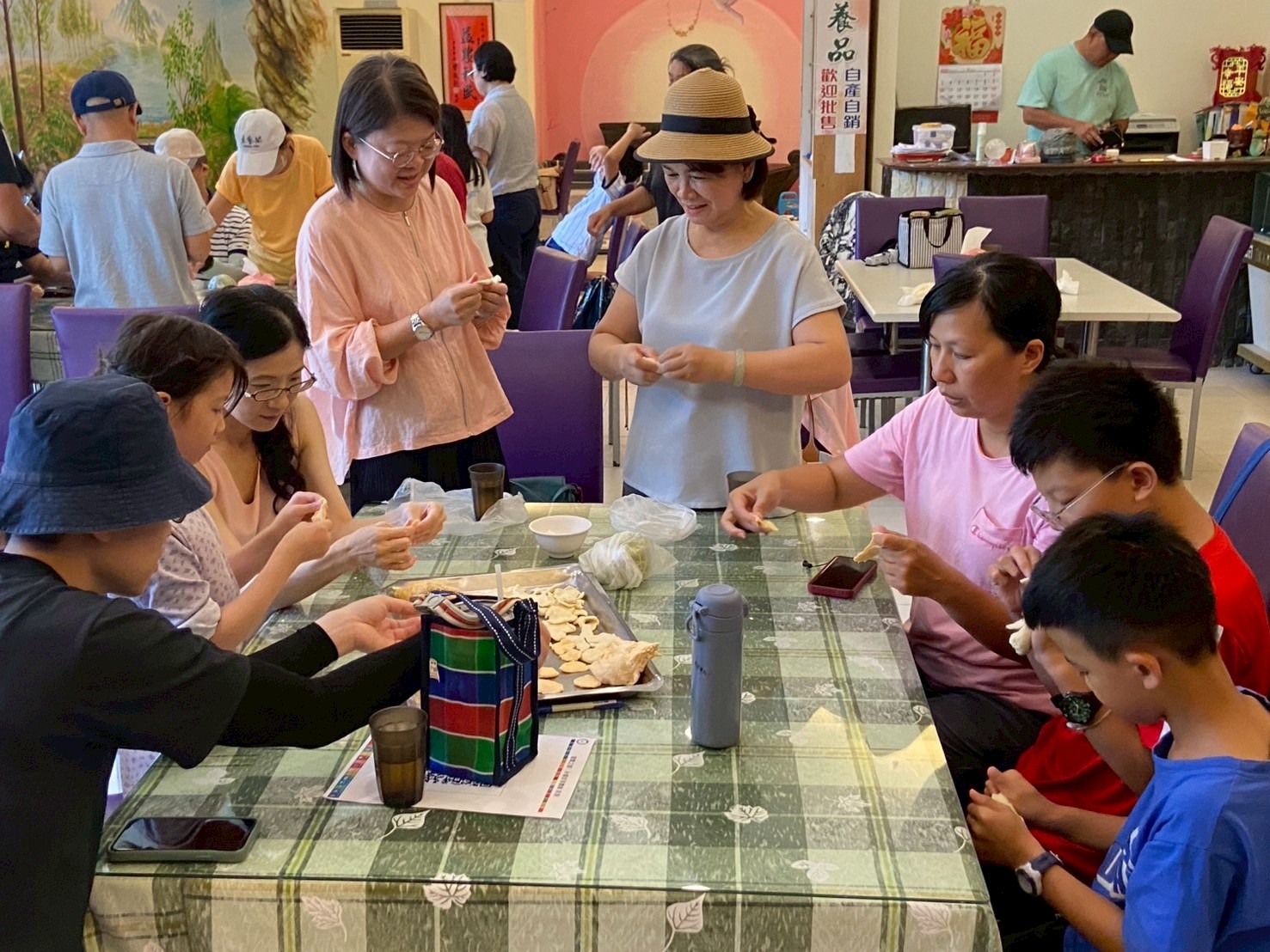 民眾透過製作傳統食品與手作體驗，重新認識部落文化中所蘊含的永續精神。活動以實作方式讓永續教育走入日常生活。