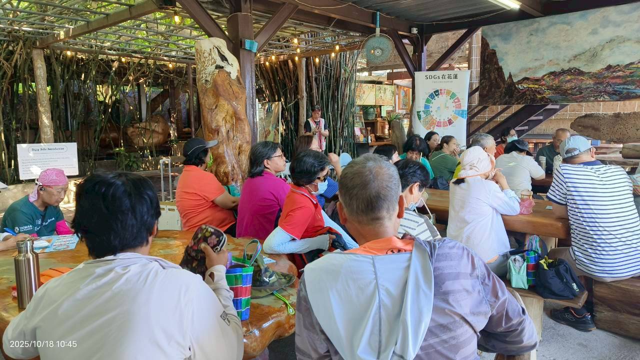 在達基力部落屋，參加者透過故事、飲食與手作課程，理解永續與文化傳承之間的深度連結，也看見 SDGs 在地實踐的方式。