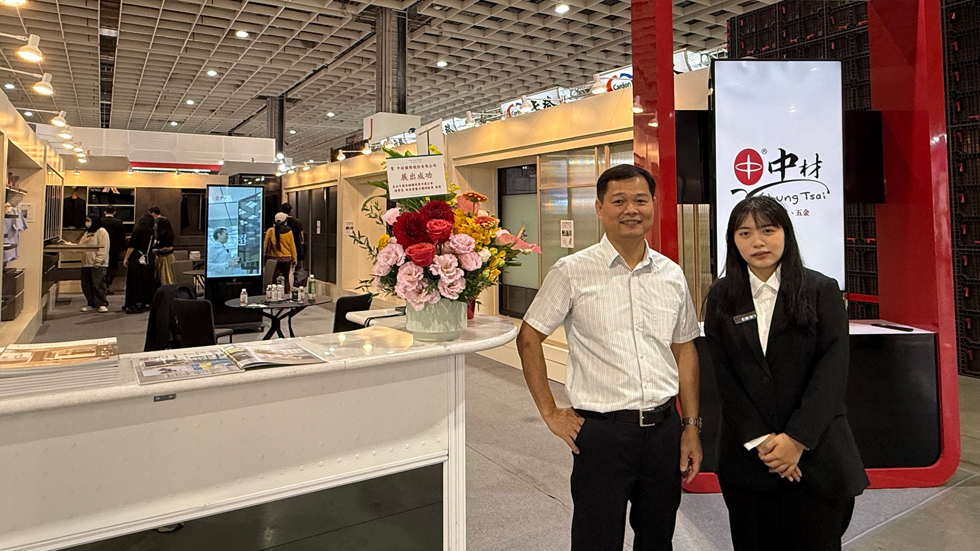 董事長(邱郭彬)與特助(邱渼媞)合照，象徵企業傳承與世代共榮。